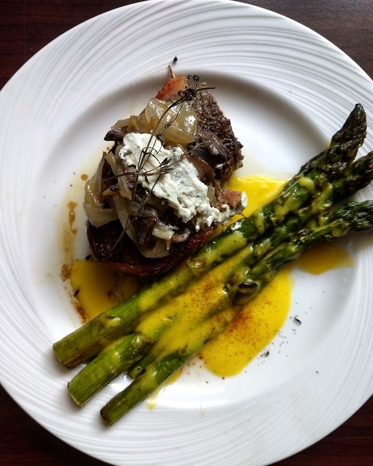 Bacon wrapped Sirloin with Asparagus and Hollandaise – Fustini's Oils & Vinegars