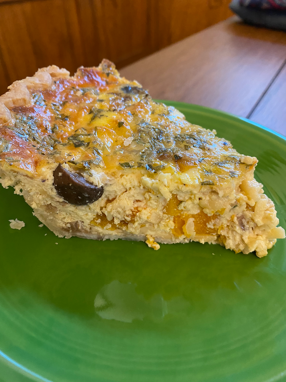 Moynali kiyimlardagi yalangoch qizlar Oshqozon tatuirovkasi bilan porno aktrisa